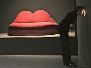 ספה בעיצובו של סאלוודור דאלי