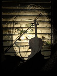 אשר גיבל - איינשטיין, כינור ותריס בסלון