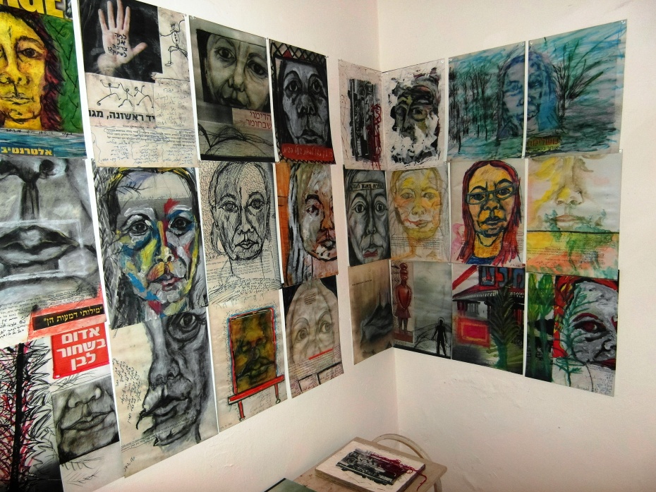 ספר אמן - קיר בתערוכה בבית שאגאל 
